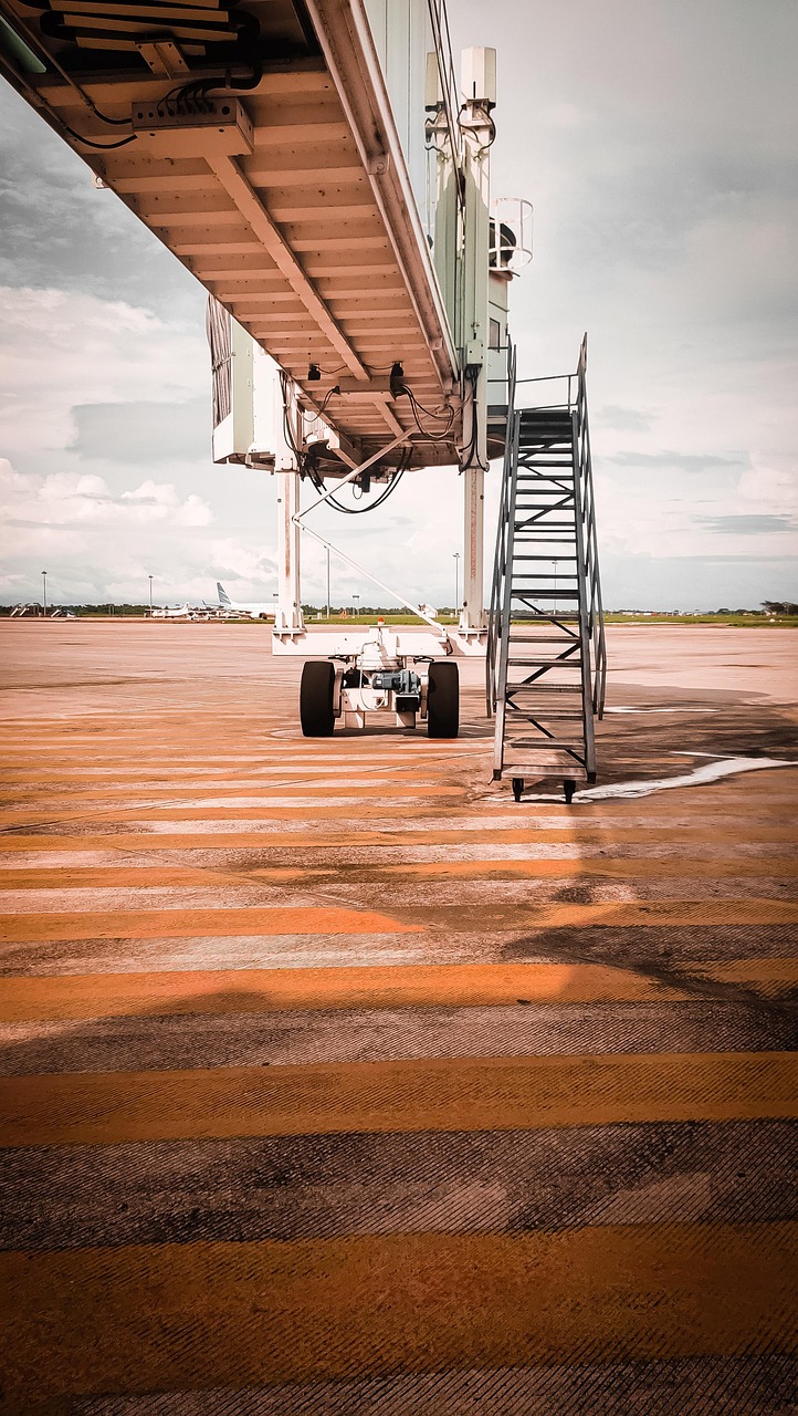 découvrez tout sur les aérodromes : définition, types, fonctionnement et importance pour l'aviation civile et militaire.