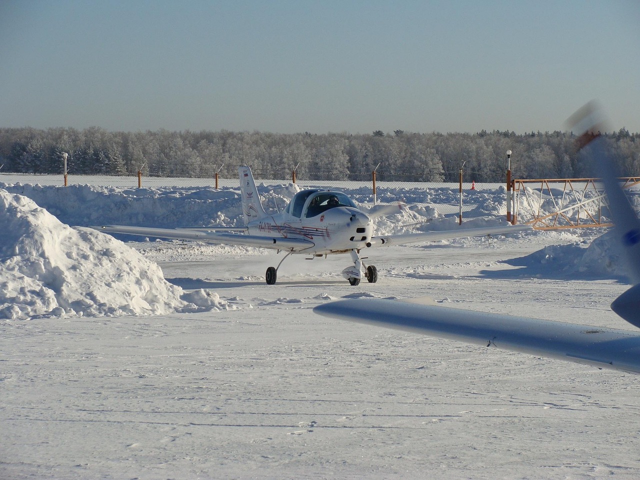 découvrez tout ce qu'il faut savoir sur les aérodromes : définitions, types, fonctions et réglementation pour mieux comprendre ces infrastructures aéronautiques essentielles.